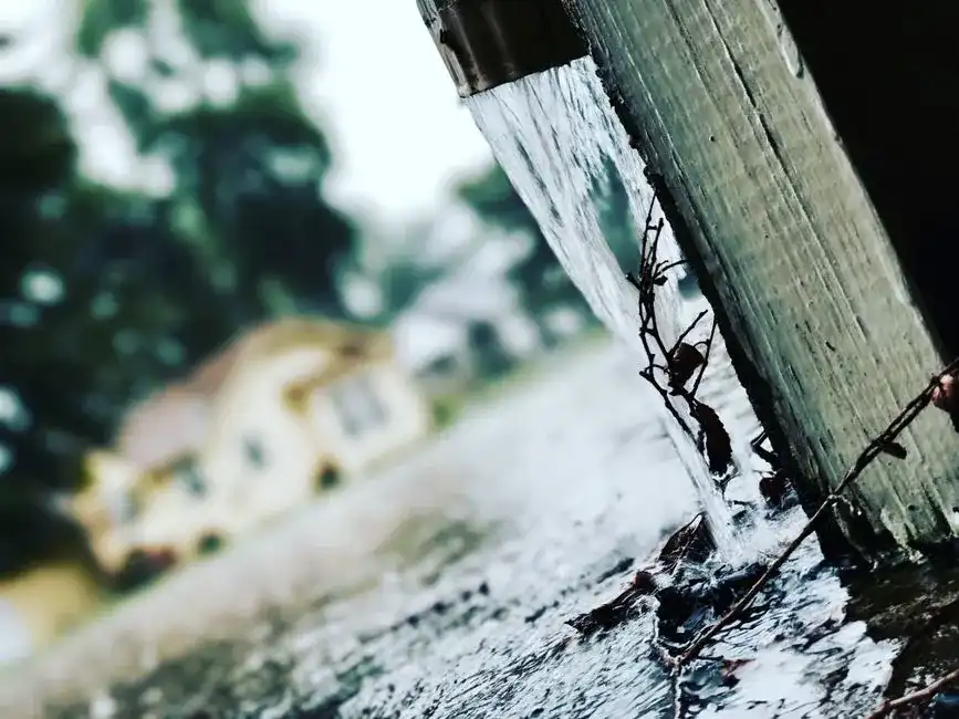 rainwater flowing freely from a clean eavestrough after gutter cleaning in Barrie rainwater flowing freely from a clean eavestrough after gutter cleaning in Barrie